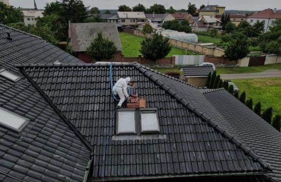 Zateplení nedostupných střešních prostor foukanou minerální izolací